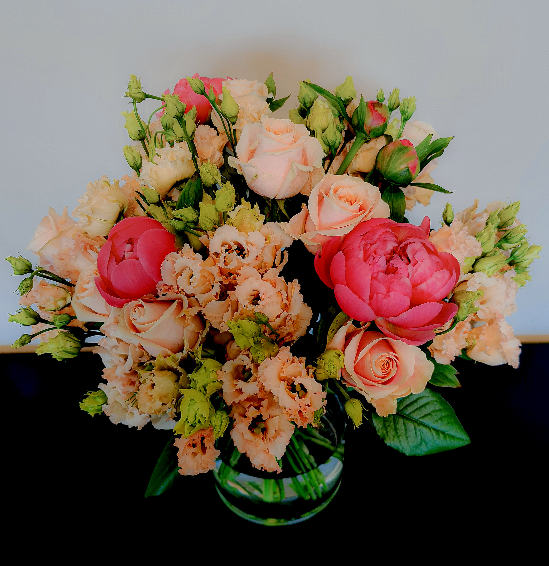 Blumenstrauß mit lachsfarbenen Rosen, Pfingstrosen und apricot Lisianthus