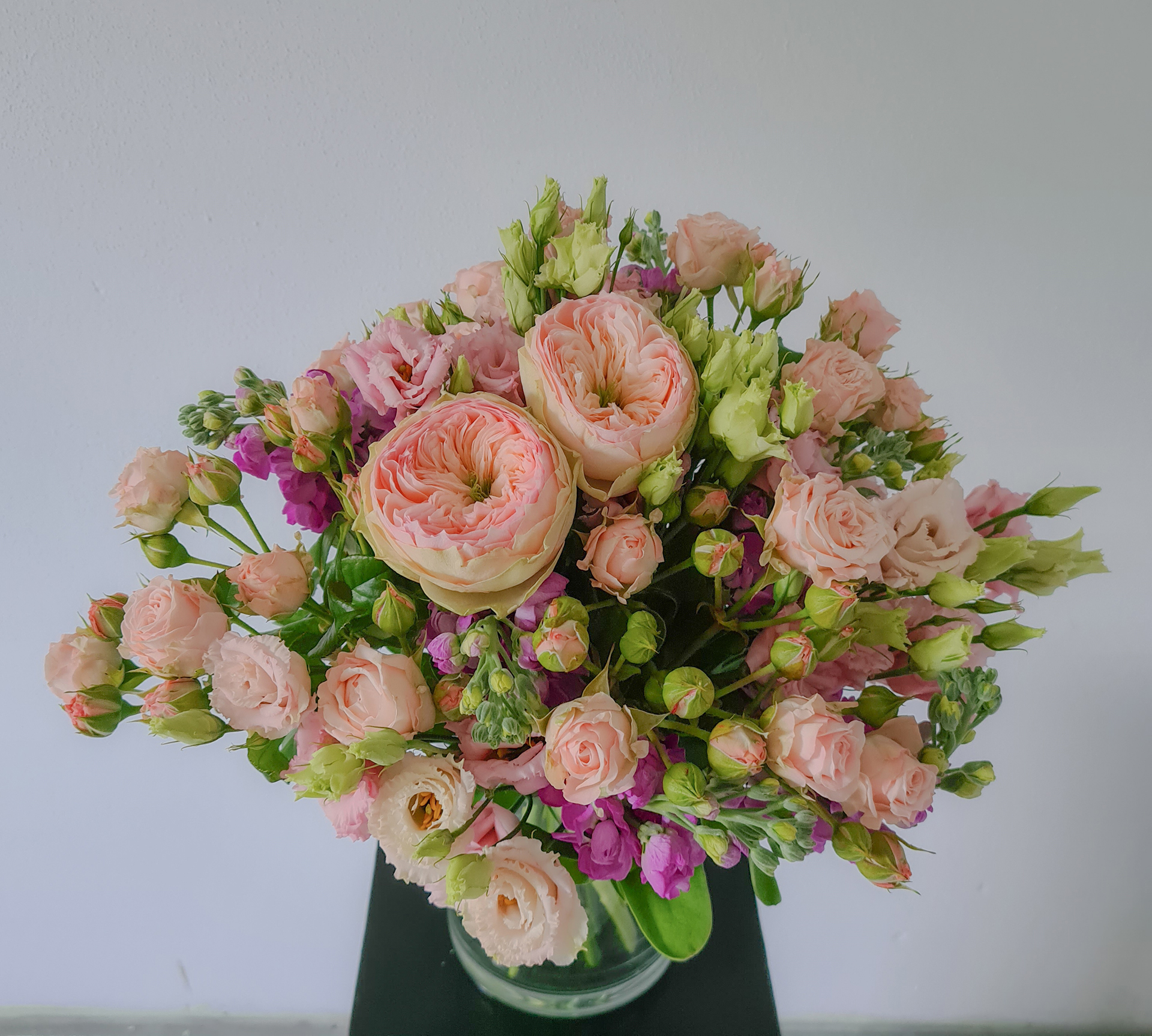 Blumenstrauß mit rosa Rosen und Levkojen