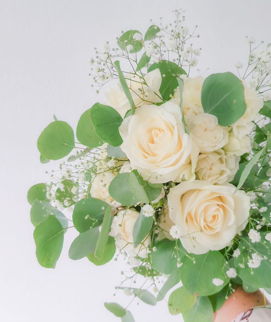 Brautstrauß mit weißen Rosen und Eucalyptus