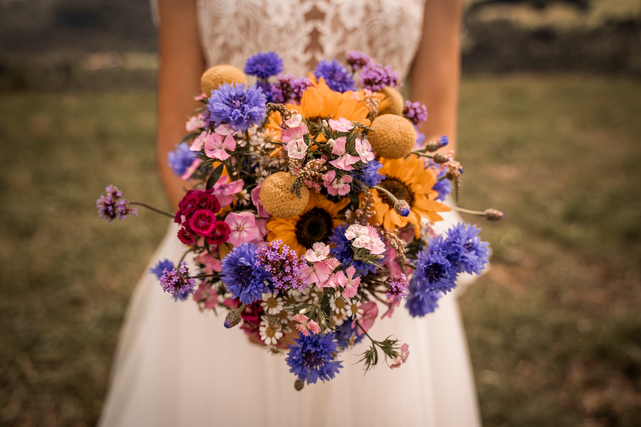 Brautstrauß mit Sonnenblumen, Kornblumen
