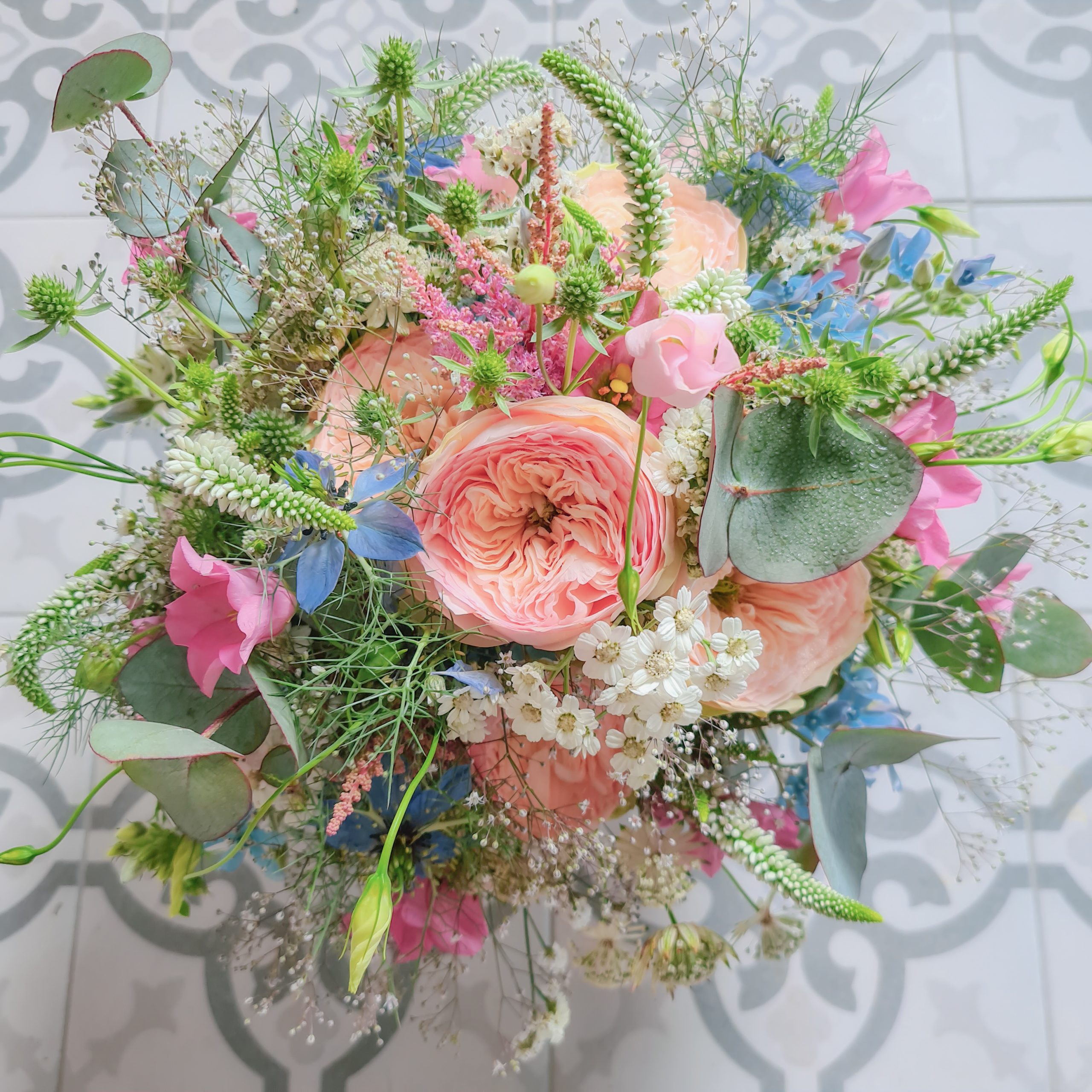 Brautstrauß sommerlich mit Eucalyptus, Rosen und Sommerblumen